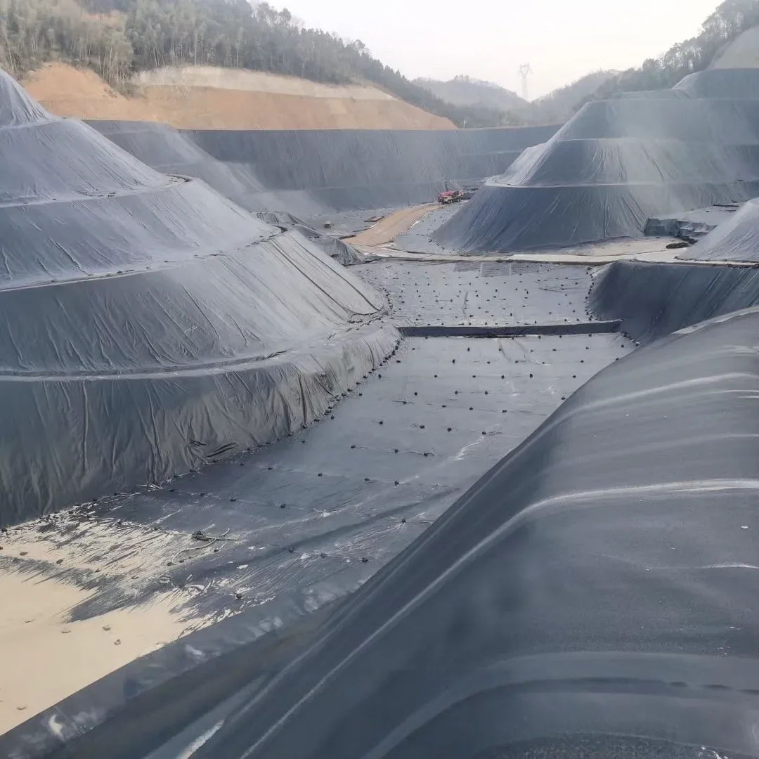Geomembrana per il contenimento dei rifiuti della discarica